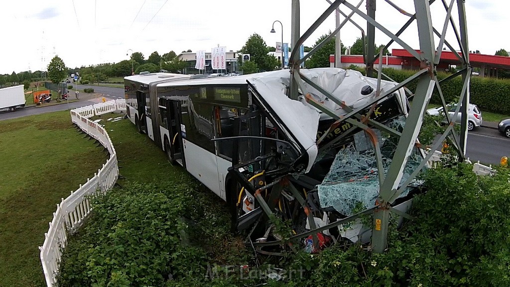 Schwerer Bus Unfall Koeln Porz Gremberghoven Neuenhofstr P628.jpg
